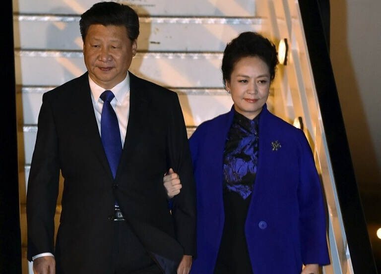 出访英国皇家蓝再次惊艳 名人政要背后有怎样