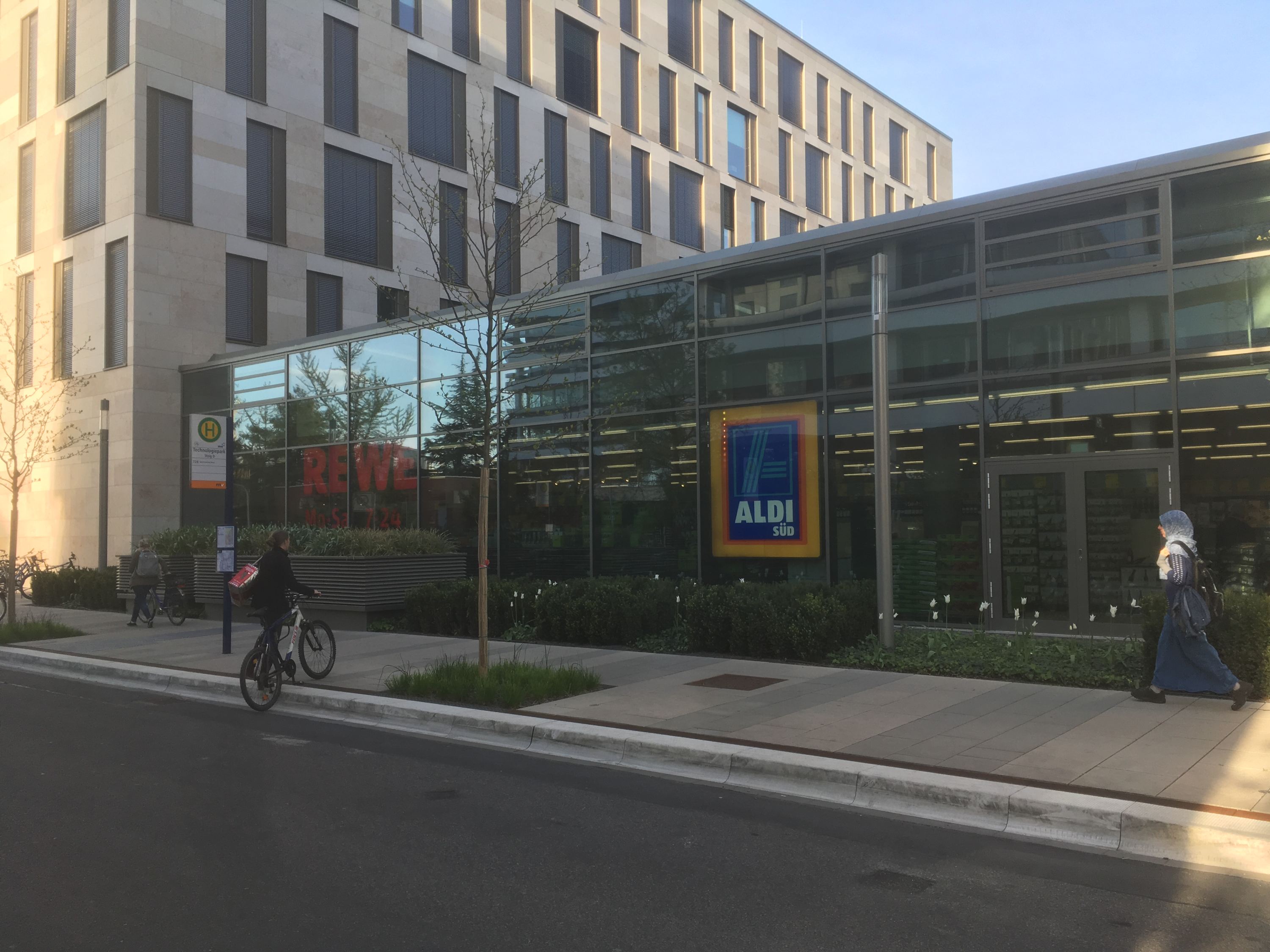 走访沃尔玛杀手德国超市Aldi,2欧元红酒将借