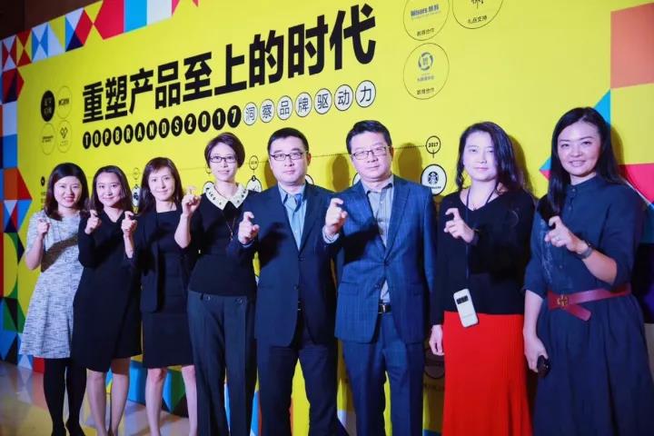 右起:麦当劳中国CMO须聪、优衣库大中华区CMO吴品慧、上海第一财经传媒有限公司CEO周健工、上海第一财经传媒有限公司总经理陈思劼、可口可乐大中华区市场部汽水品类总经理刘羽芸、慧科讯业CEO车慧诗、《第一财经周刊》执行总编辑赵嘉、《第一财经周刊》金字招牌主编林仲旻。