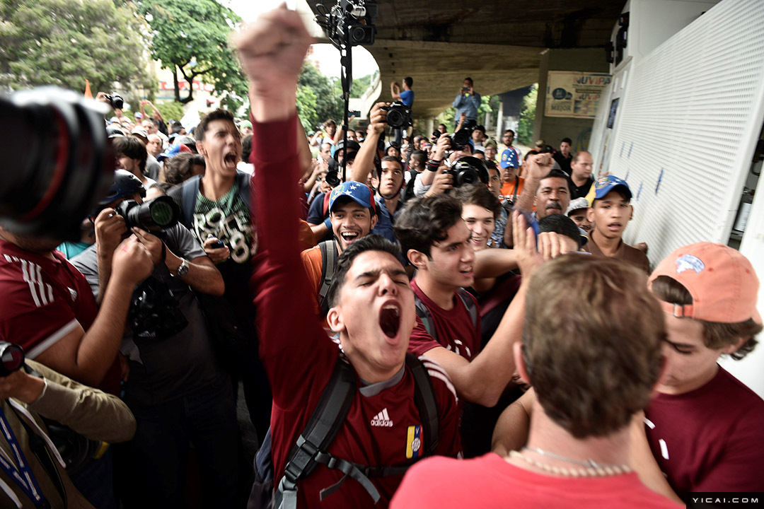 委内瑞拉物资匮乏物价飞涨:民众排队抢购 一天