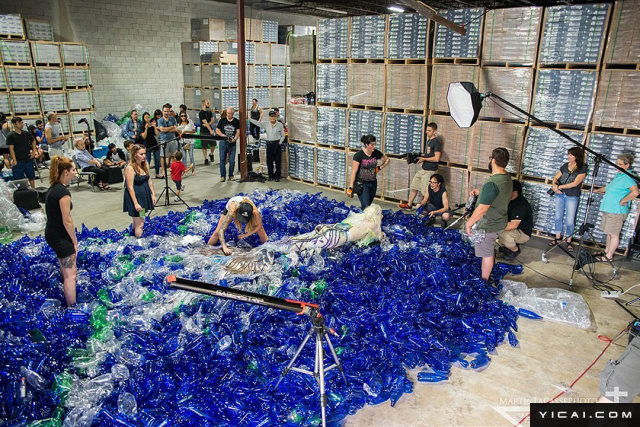 鱼:摄影师用1万个塑料瓶呼吁保护海洋_第一财