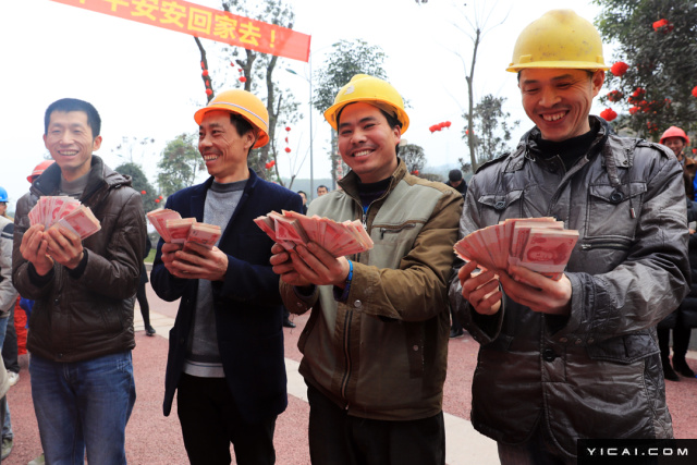 农民工工资集中发放 1000万元现金堆成山_第