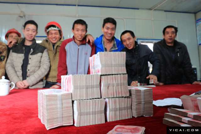 农民工工资集中发放 1000万元现金堆成山_第