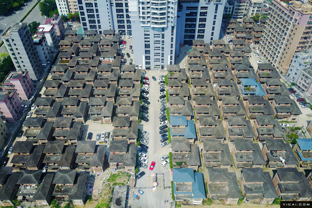 2017年4月16日,广东深圳,宝安区西乡街道,从空中俯瞰未完工闲置的80余