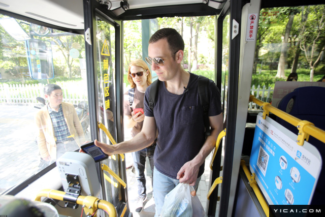 两老外杭州体验无现金生存 手机支付搞定购物