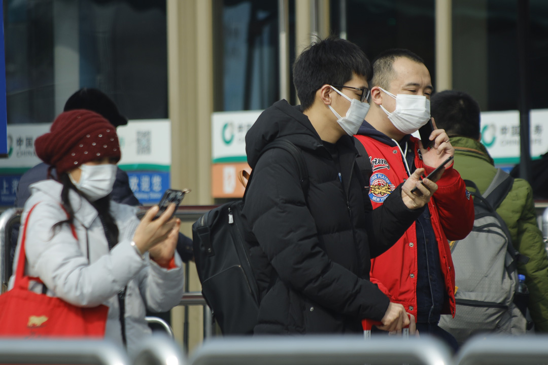 直击肺炎疫情防控 深沪两地春运旅客戴口罩出行
