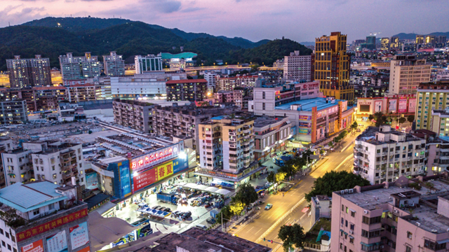 上半年gdp十强城市基本落定_夜晚城市图片(3)