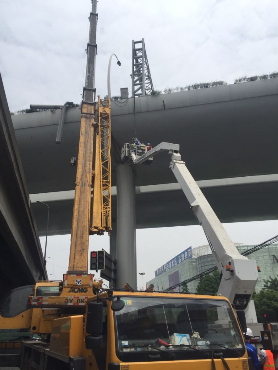 10:23:00今天凌时10分,中环高架汶水路沪太路路口发生严重车祸,一辆