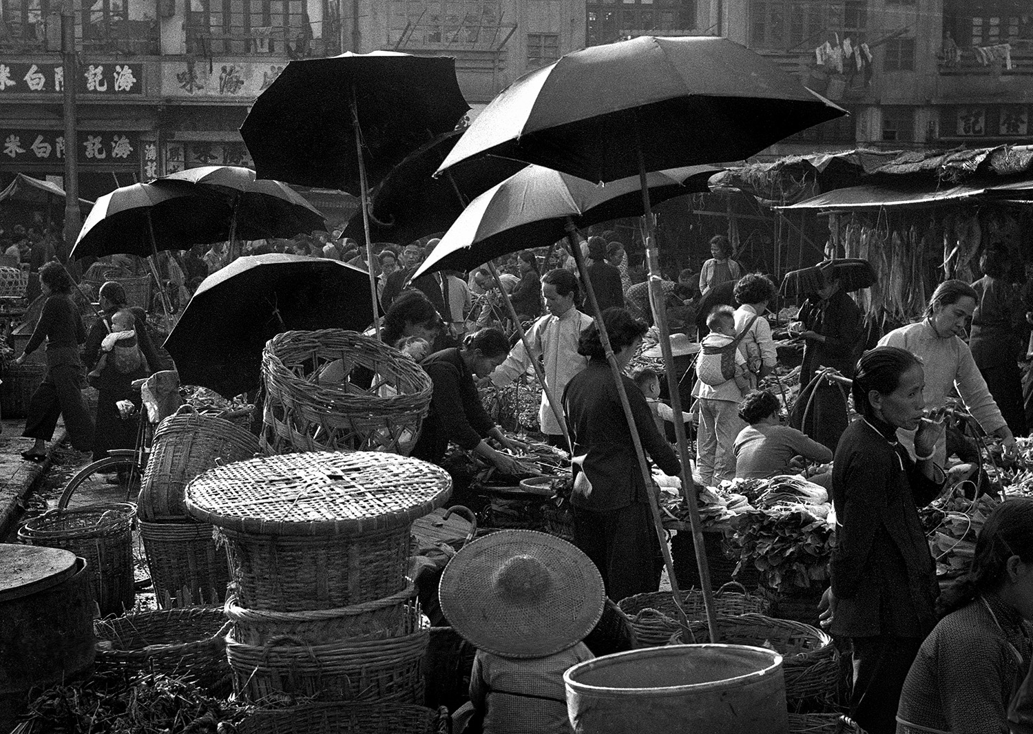 几何构图,虚实难辨的幻象,成了何藩上世纪五,六十年代的老香港街头