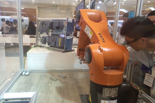 图为使用了西门子plc的库卡机器人