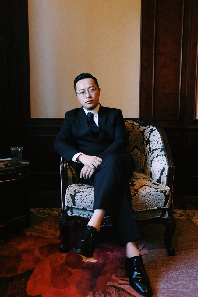 曾经做过舞台剧导演的金承志认为,导演与指挥,作曲与编剧在创作和工作