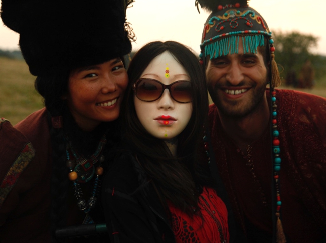 "叶锦添说,他想营造一种三重对视的感觉,平实地把自己以往对世界探寻