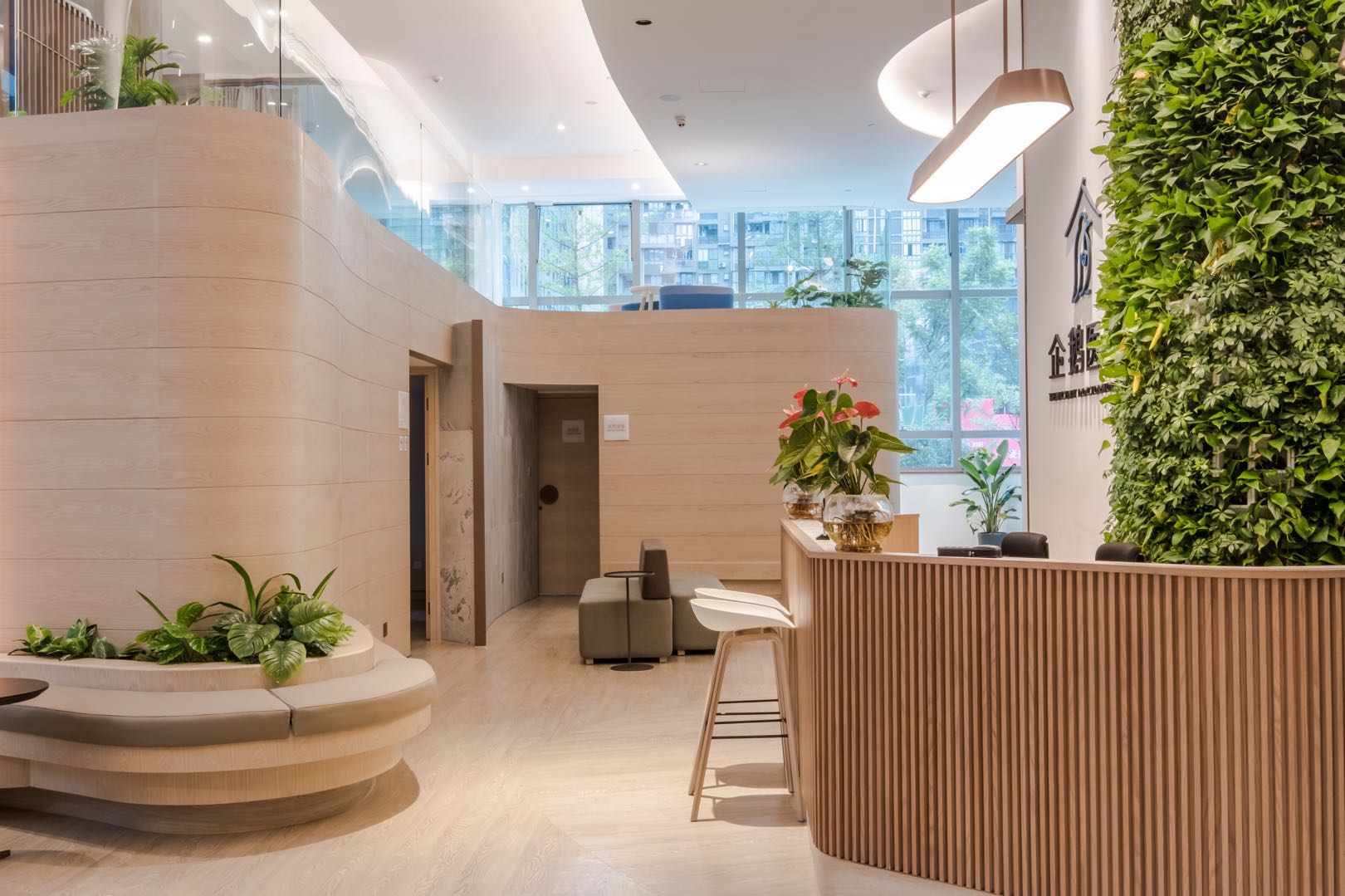 我们和企鹅医生创始人聊了聊,他要建300家线下诊所,最大的问题是急缺