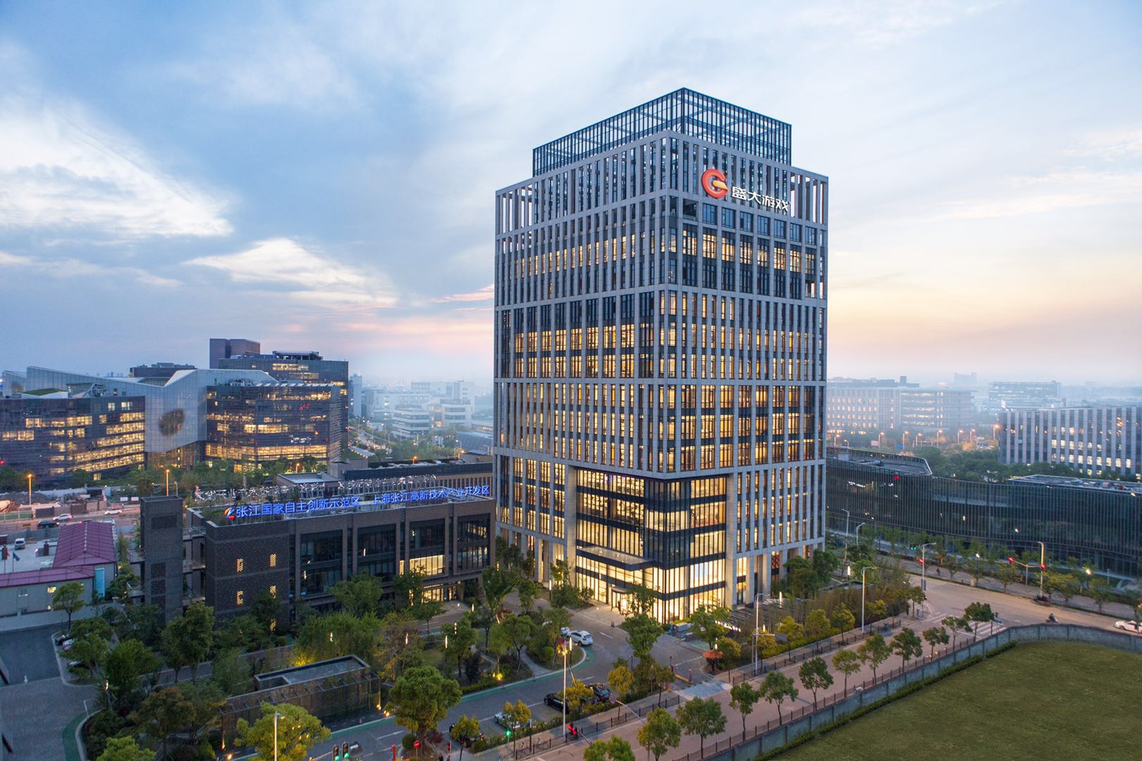 随着阅文集团网文龙头地位确立,依托上海的国际化地位优势,阅文集团又