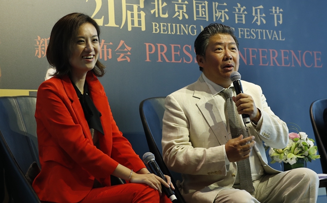 北京国际音乐节创始人、艺术总监余隆（右）宣布卸任，接替他职位的，是年轻新锐的女导演邹爽（左）。