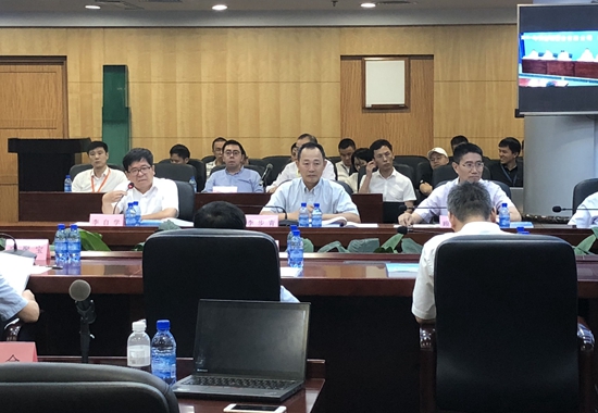 左一拿话筒者为李自学