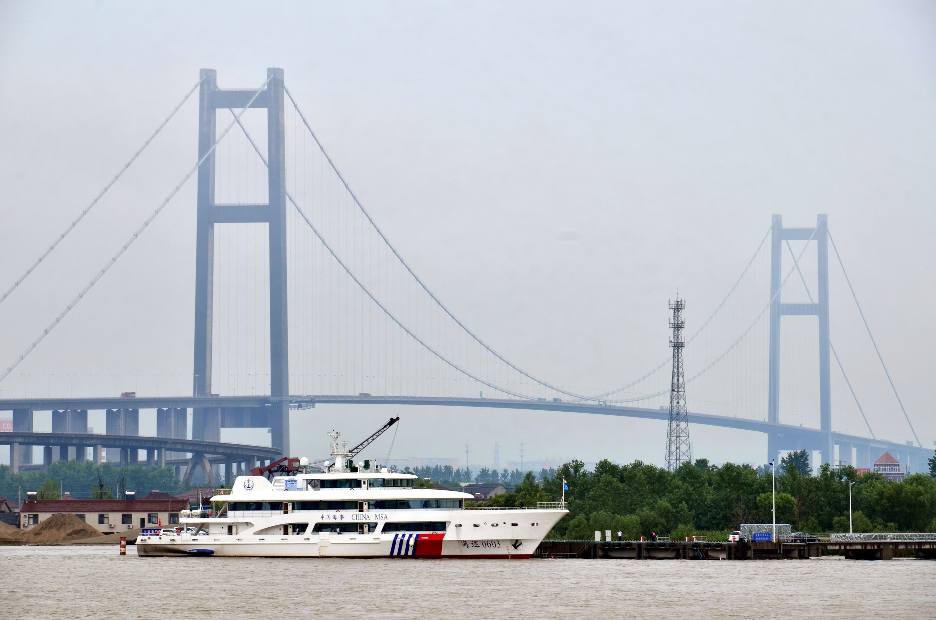 长江中下游跨越多个行政区域，且内河游轮企业经营分散，沿线旅游资源尚未形成良性互动。图为长江南京段。摄影/章轲