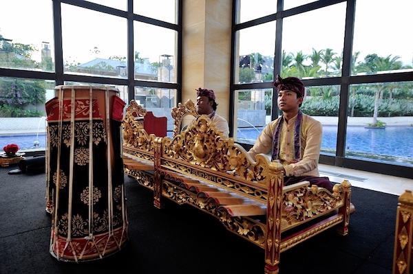 巴厘音乐风格独树一帜，甘玛朗律为世界三大乐律之一。图为巴厘岛努沙杜瓦Mulia Resort内的传统音乐表演 摄影/宋军