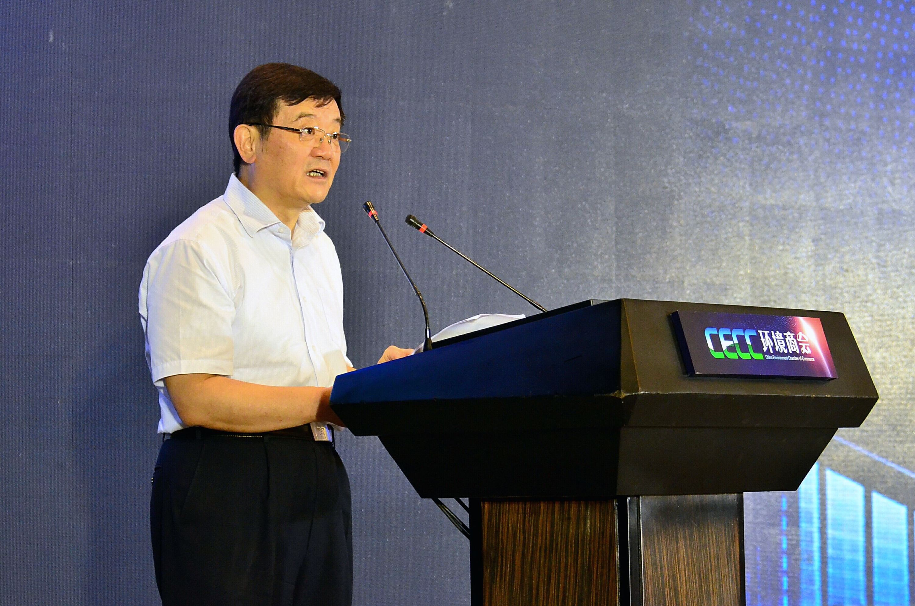 7月14日，中央统战部副部长、全国工商联党组书记徐乐江在2018中国环境产业高峰论坛上。摄影/章轲