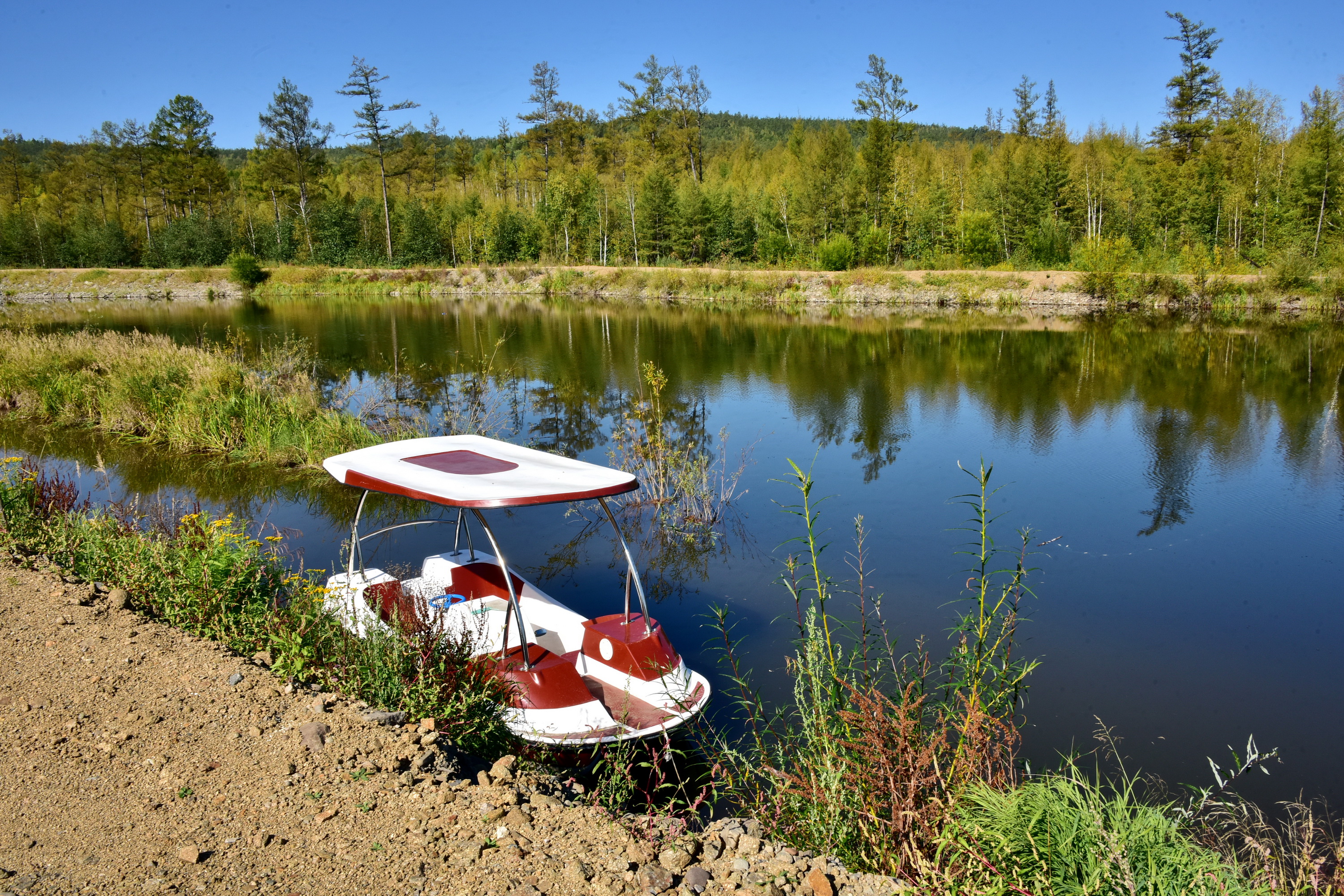 8月30日，黑龙江北极村国家级自然保护区缓冲区内“老沟驿站”的游船。摄影/章轲