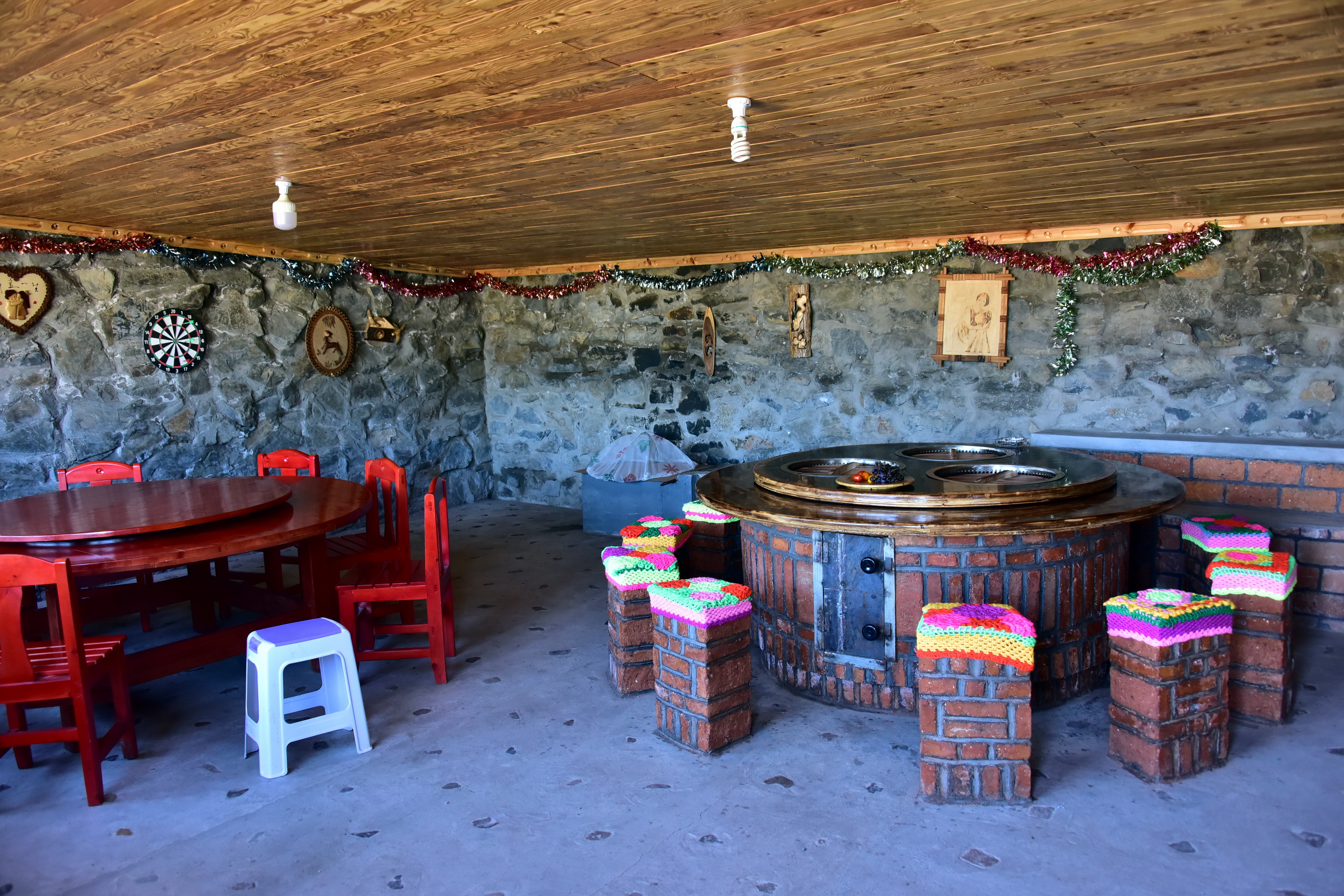 8月30日，黑龙江北极村国家级自然保护区缓冲区内“老沟驿站”的餐厅。摄影/章轲