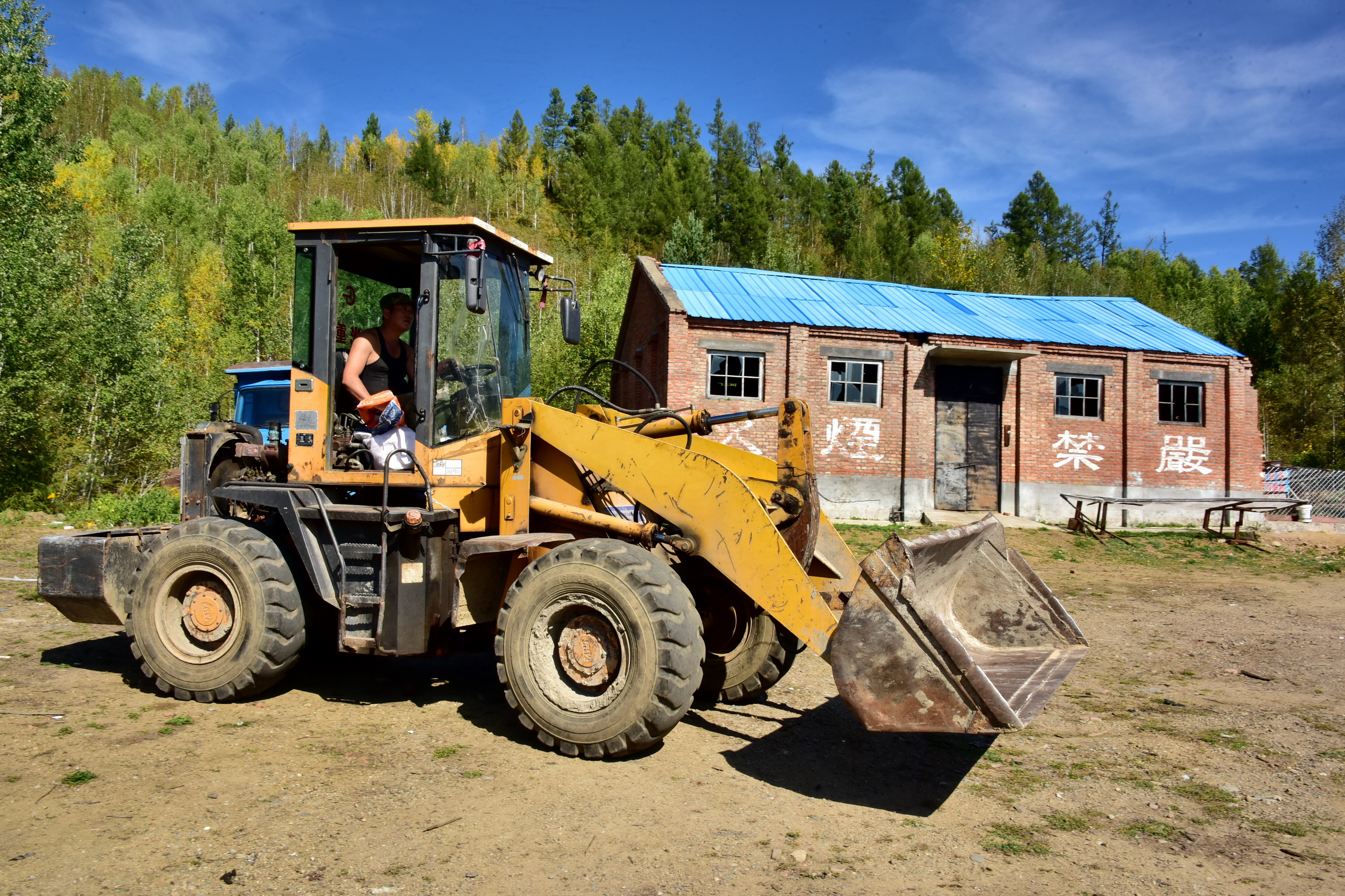 8月30日，黑龙江北极村国家级自然保护区缓冲区内养猪场里的工程机械。摄影/章轲