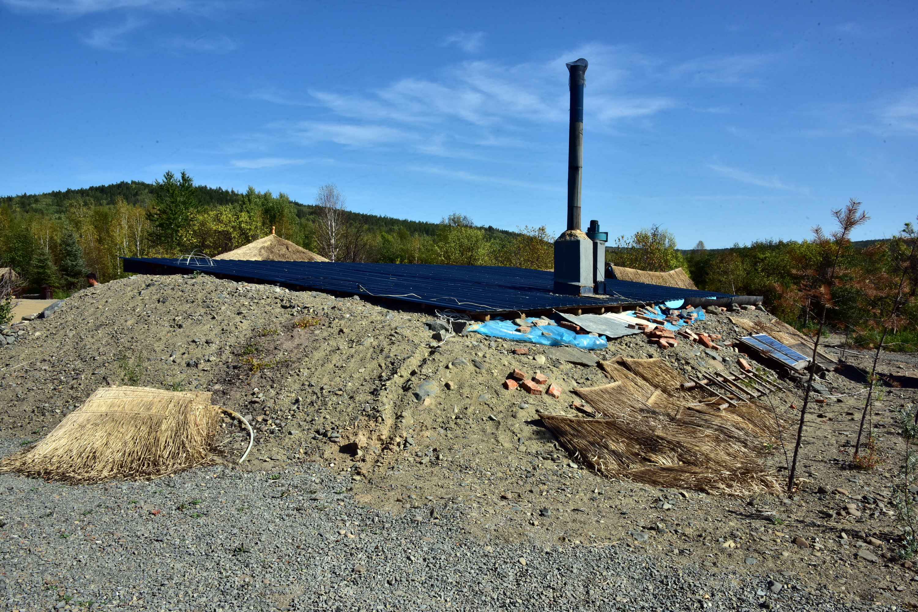 8月30日，黑龙江北极村国家级自然保护区缓冲区内“老沟驿站”的锅炉房和烟囱。摄影/章轲