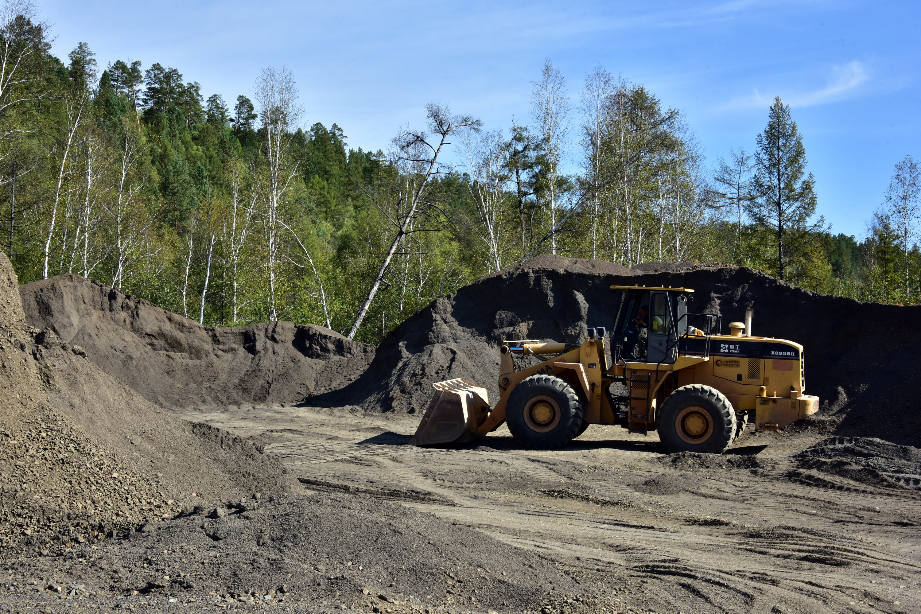 8月30日，黑龙江北极村国家级自然保护区缓冲区内的废弃取料场正在取料。摄影/章轲