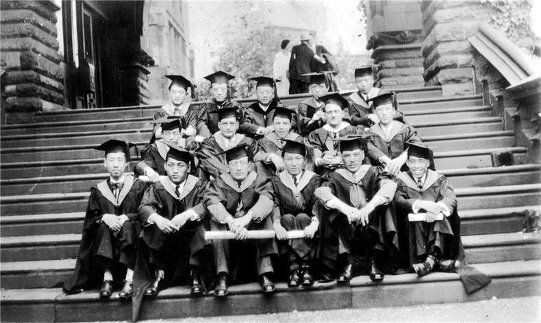 宾夕法尼亚大学毕业集体照，后排左二为童寯。童寯家属供图。