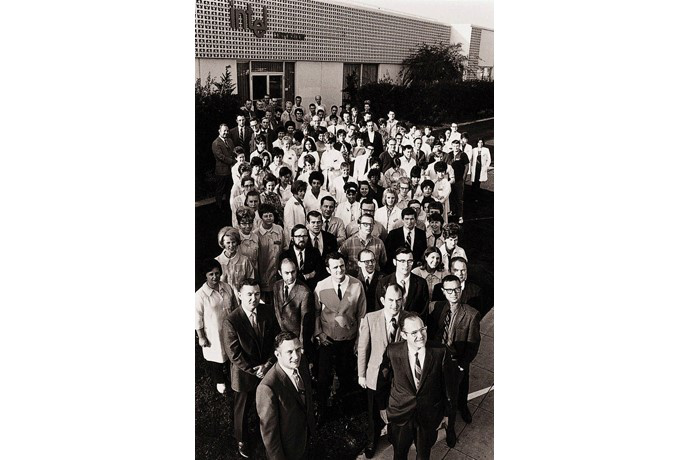 （图片说明：1969 年，全员 106 人的芯片半导体公司英特尔在加州山景城开始运营 图片来源：英特尔官网）