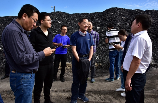 9月6日，“绿盾2018”第三巡查组在位于珲春东北虎国家级自然保护区缓冲区的英华煤矿检查。摄影/章轲