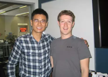 图片说明：吴强与扎克伯格