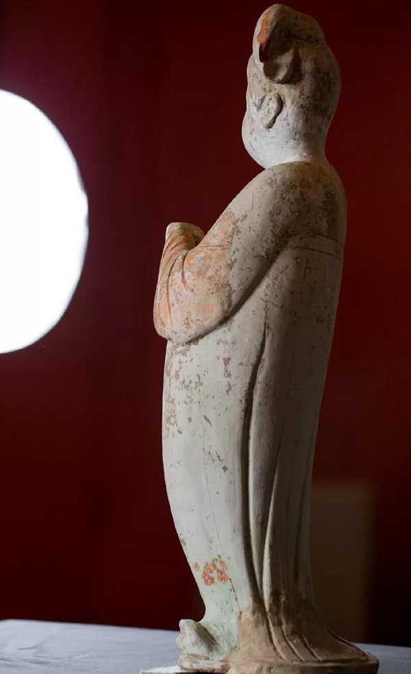 唐·彩绘拱手女陶俑（背影），图片来自中国国家博物馆