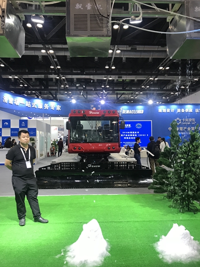 国内雪场的压雪机配备少，更缺少有经验的老司机。图为展览中的压雪机。