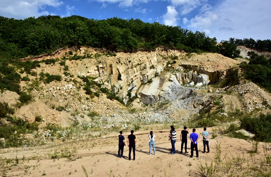 9月6日，位于珲春东北虎国家级自然保护区核心区的板石玉仙采石场。摄影/章轲