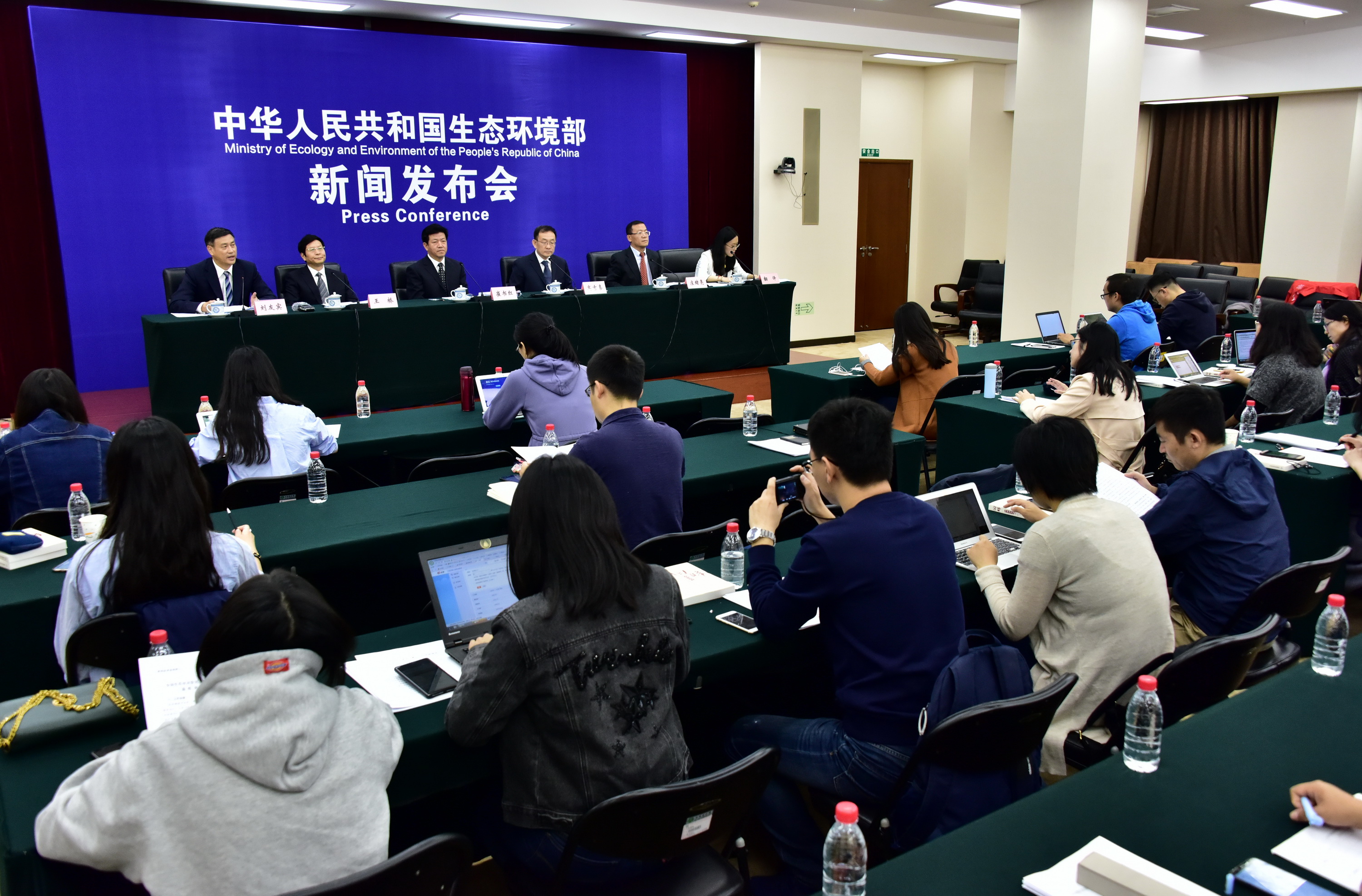 9月29日,生态环境部例行新闻发布会现场。摄影/章轲