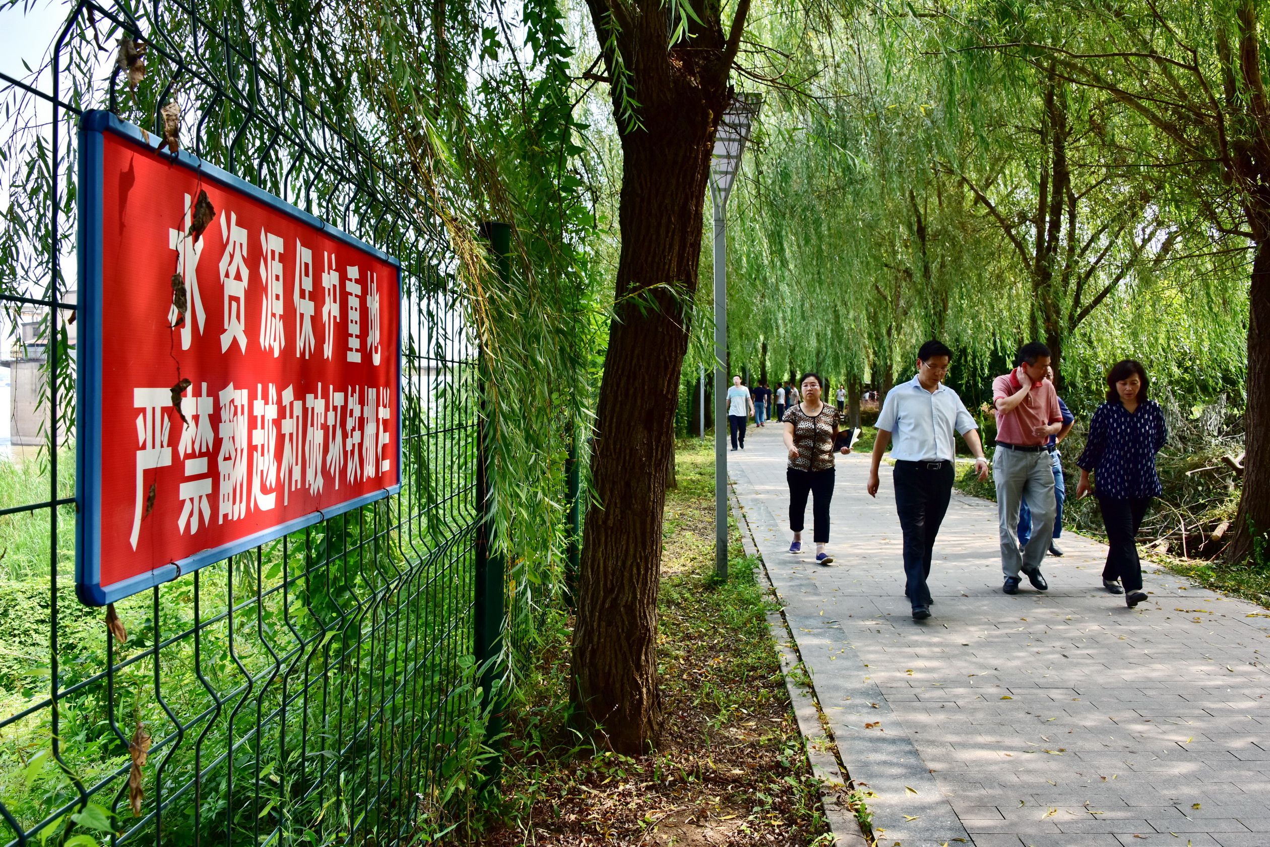 原环境保护部长江经济带饮用水水源地环境保护执法专项行动第一督查组在湖北武汉督查饮用水源地。摄影/章轲