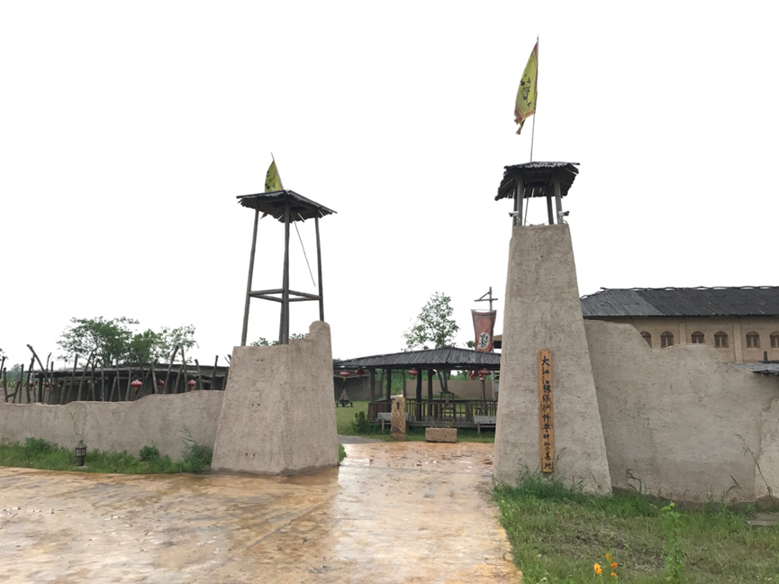 仿古大门上挂着“大江江豚保护科普研究基地”的牌子。图片来源：中央环保督察组