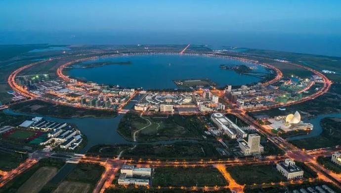 临港地区正在全力推动新能源汽车产业发展，通过项目布局和产业配套，带动相关产业链延伸和完善，打造千亿级的具有影响力的新能源汽车产业集群，建设成为具有明显特色的智能制造集聚区。