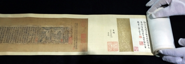 1992年，朵云轩敲下了中国艺术品拍卖第一槌。近几年，朵云轩拍卖的排名一般在中国拍卖企业排行榜的第五到第七之间。上图为朵云轩曾拍出的重磅拍品：吴湖帆旧藏雷峰塔经卷《宝箧印经》。