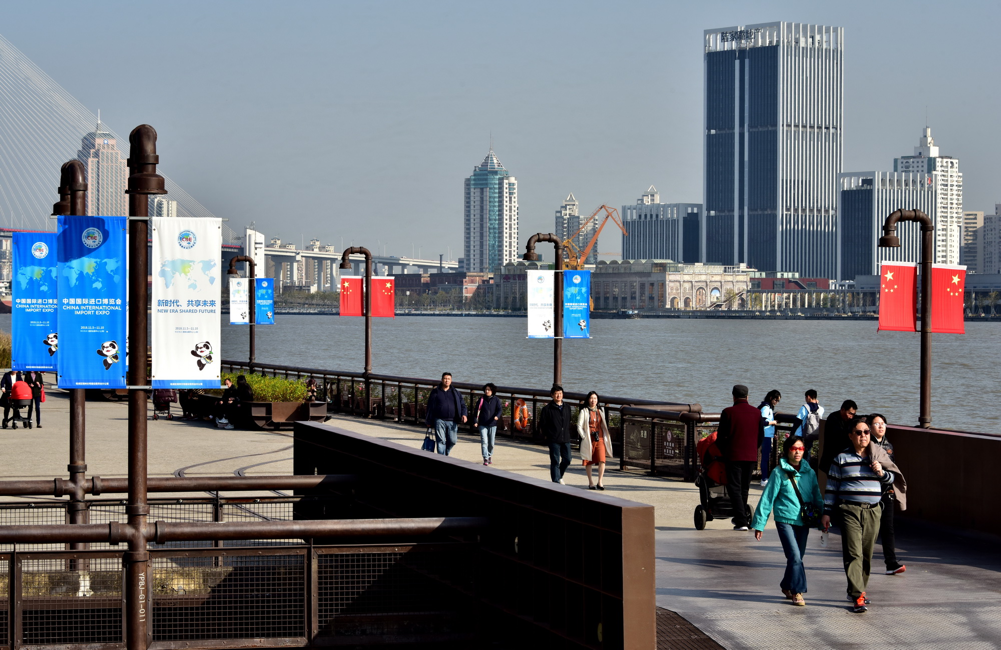 黄浦江沿岸的杨浦老工业区，被联合国教科文组织专家称为“世界仅存的最大滨江工业带”，经过改造，如今已建成亲水平台，成为市民休闲的好地方。摄影/章轲