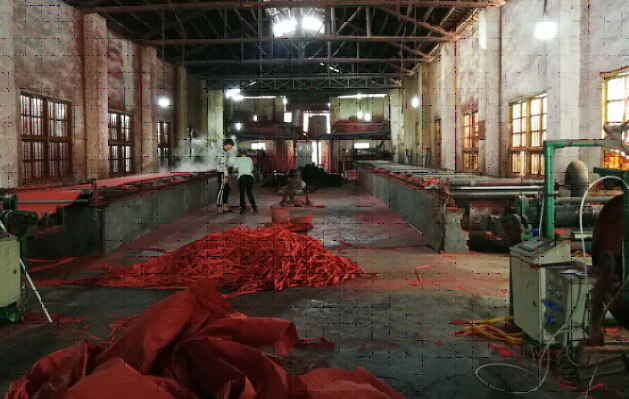 新改扩建后正常生产的宜章县鸿茂纸厂车间杂乱