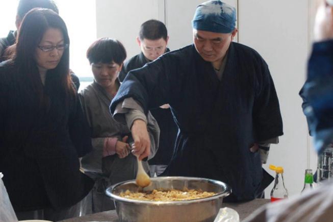 学员们一起动手参与制作腌萝卜