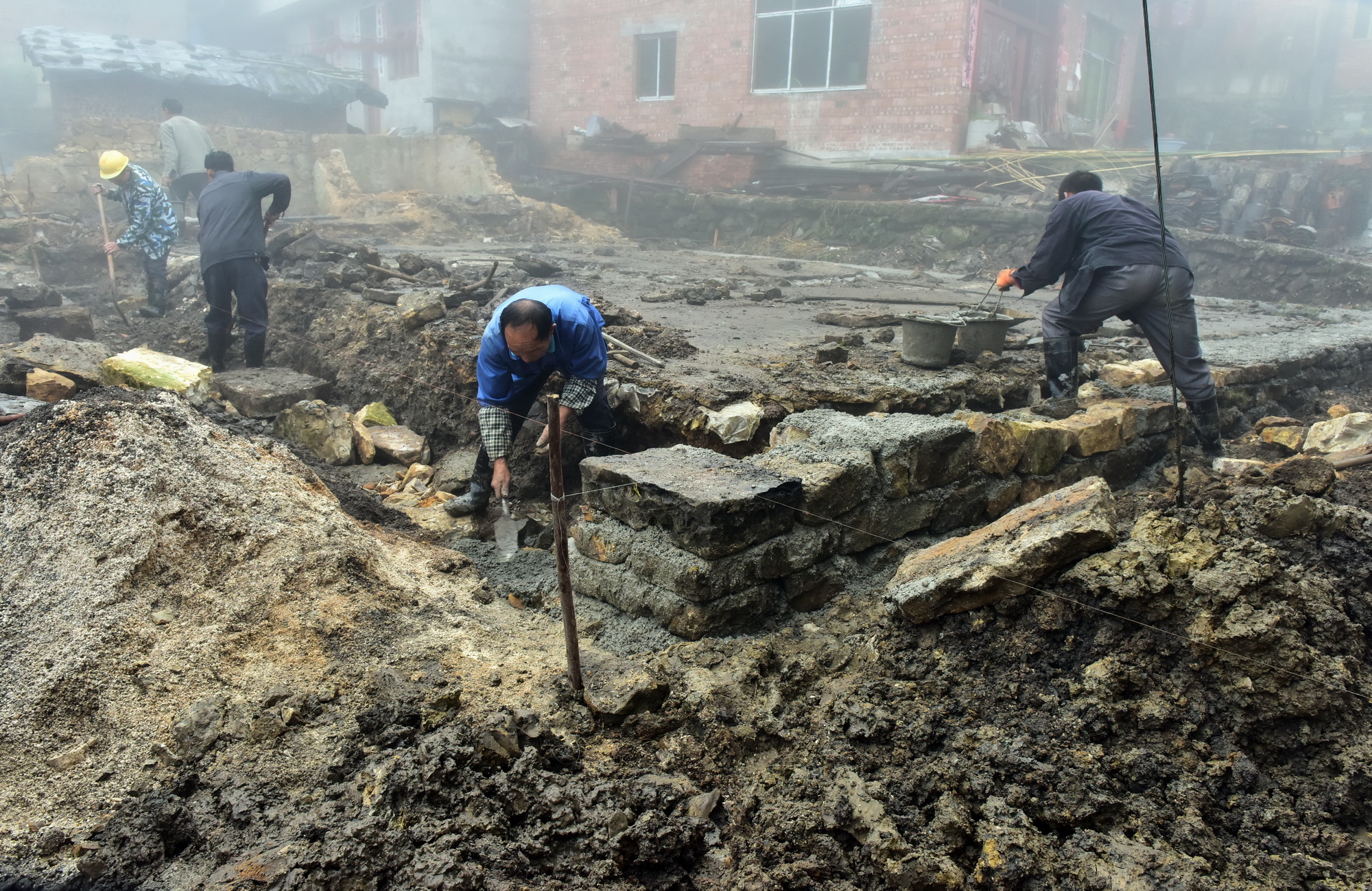 11月13日，贵州省独山县甲定村村民们正在做危房改建。摄影/章轲