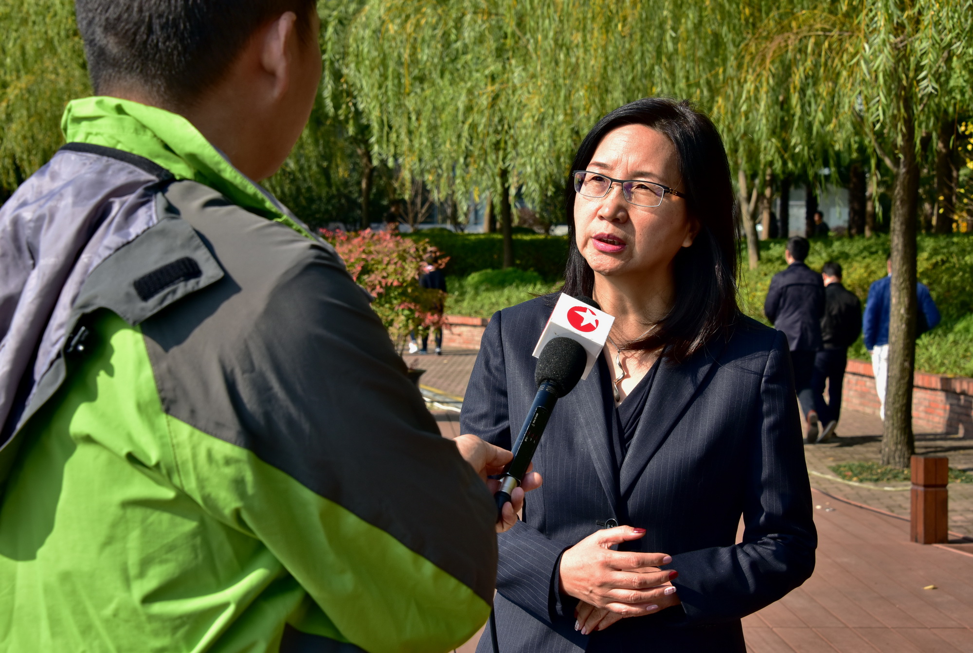 2018年11月23日，中国（上海）自由贸易试验区管理委员会金桥管理局副局长马淑燕在接受记者采访。摄影/章轲