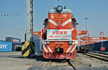 10月25日下午成都至匈牙利布达佩斯的中欧班列从成都国际铁路港鸣笛首发。至此,中欧班列(成都)境外连通城市增加至21个(成都港投集团供图)