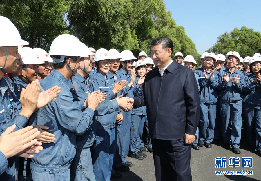 9月27日,中共中央总书记、国家主席、中央军委主席习近平开始在辽宁考察。这是习近平在中国石油辽阳石化公司同工人亲切握手。新华社记者鞠鹏 摄