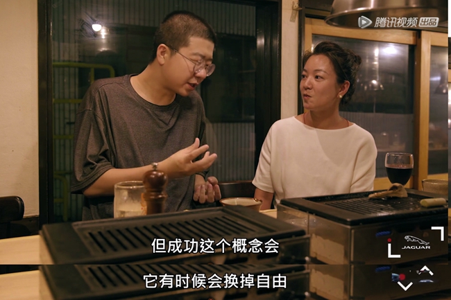脱口秀演员李诞在《奇遇人生》中与阿雅谈论什么是成功。图片来自网络
