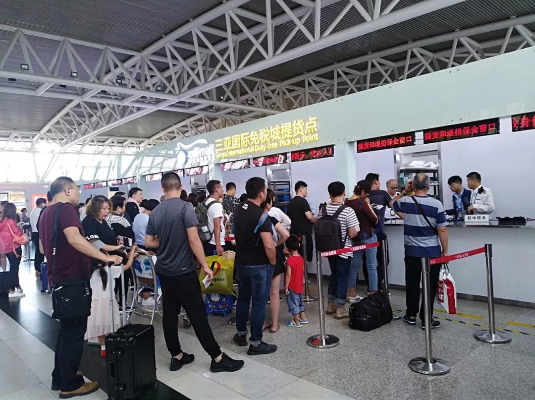 海口海关关员监管免税品提货