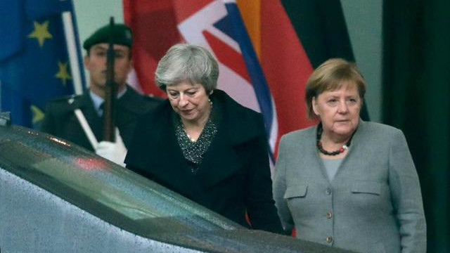 梅忙着在英国议会与欧盟之间斡旋，英国反对党及保守党内部则对她的领导地位不断提出质疑。
